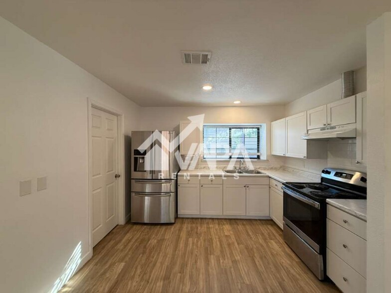 Building Photo - 10038 Raven Field Dr