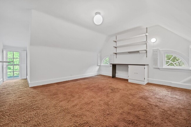 Building Photo - 90 Greenacres Ave