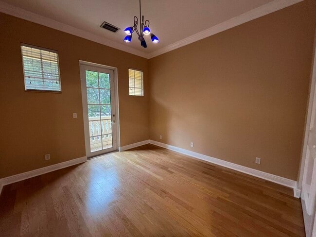 Building Photo - 270 NE 69th Cir