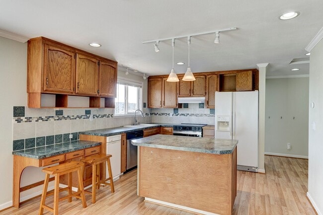 Building Photo - Spacious 2-Story Split-Level Home with Wat...