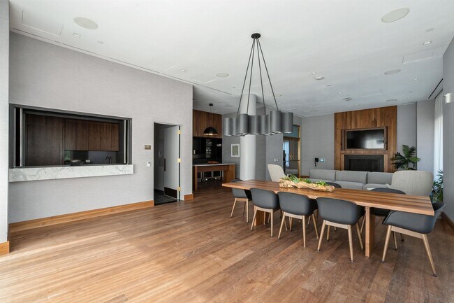 Building Photo - 75 Park Ln S