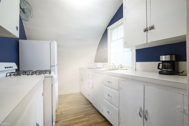 Building Photo - 1 br, 1 bath Duplex - 219 North Shields St...