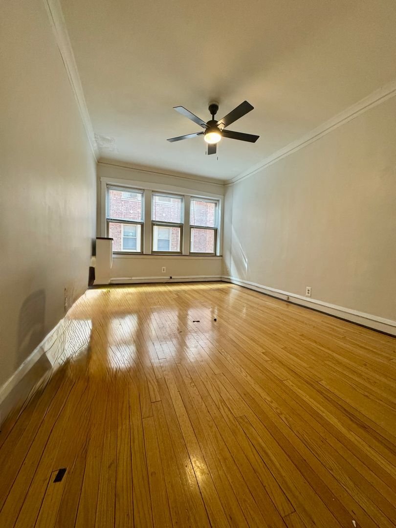 Building Photo - 7667 N Sheridan Rd