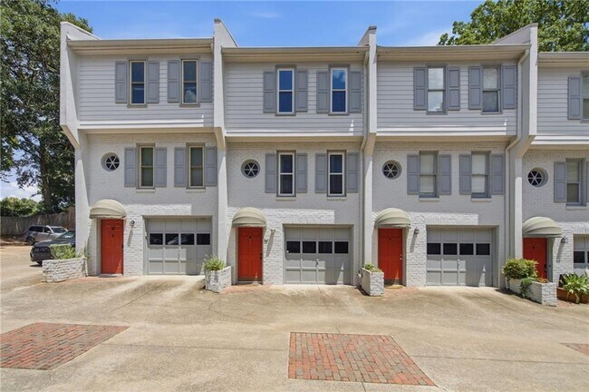 Building Photo - 856 St Charles Ave NE