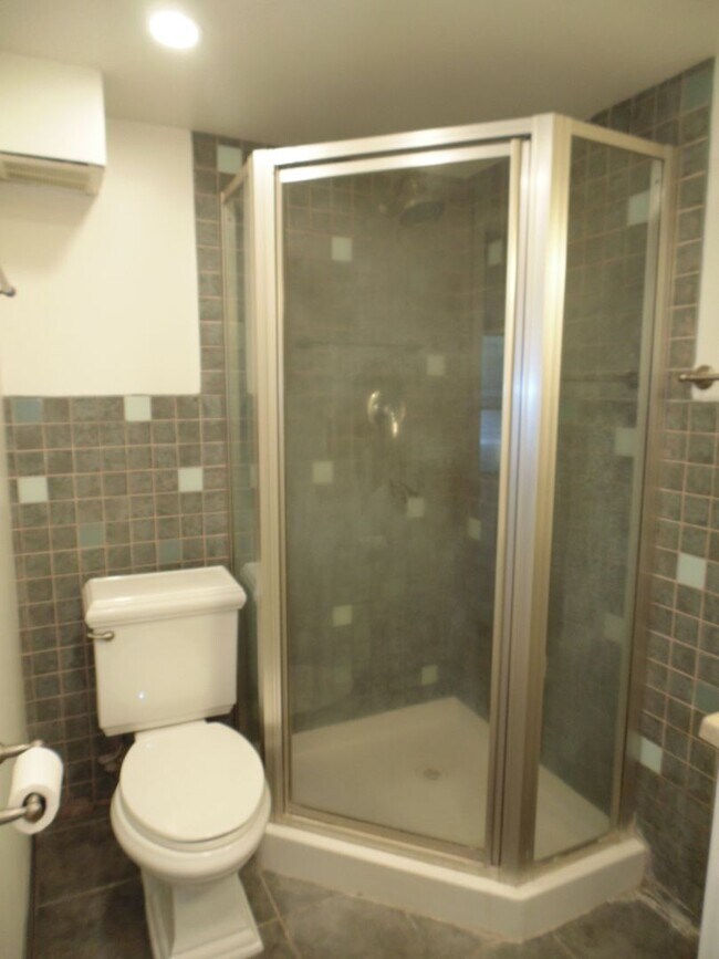 Building Photo - 1 bedroom, 1 bath, 1 parking in the heart of Waikiki!