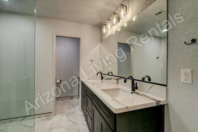Building Photo - FURNISHED CONDO WITH POOL
