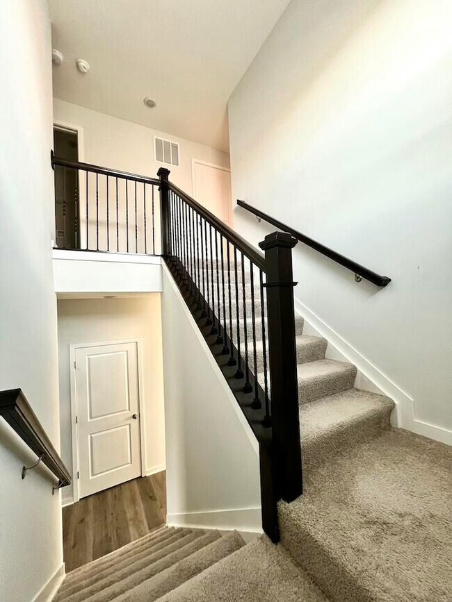 Building Photo - 418 Park Vista Dr