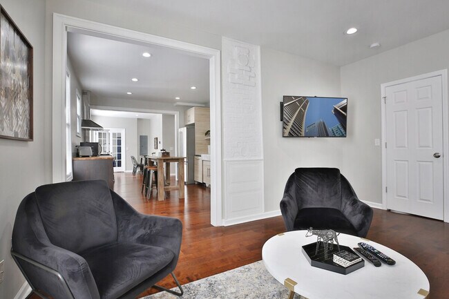 Building Photo - 137 E Tompkins St