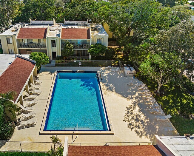 Building Photo - 150 Pineview Rd