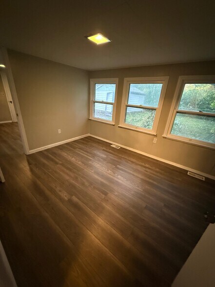 Building Photo - 58 David St