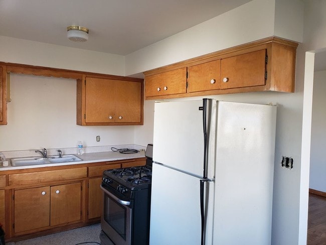 Building Photo - 2025 W Warnimont Avenue - 2 Bedroom Lower