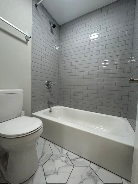 Building Photo - 1254 N La Salle Dr