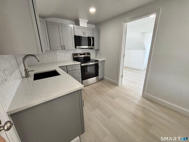 Building Photo - 23 Roosevelt Ave