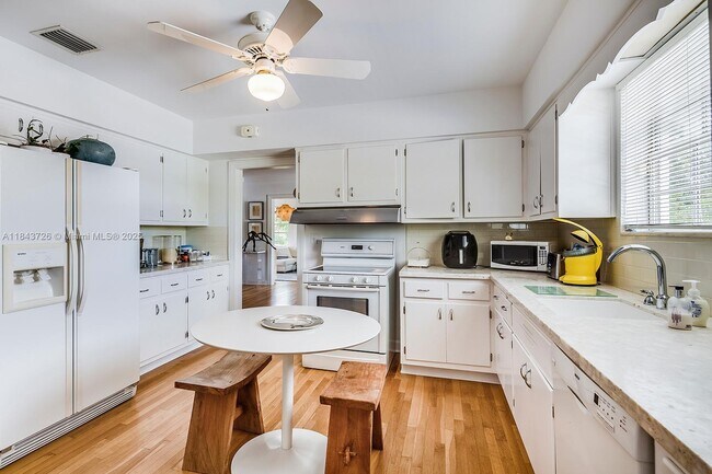 Building Photo - 2828 Segovia St