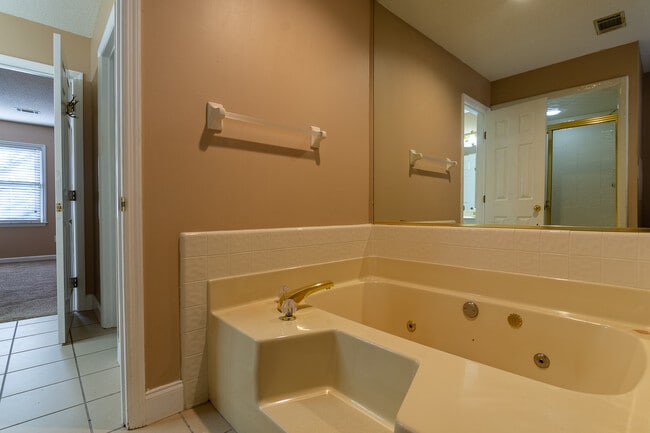 Building Photo - 4135 Knollcrest Cir N