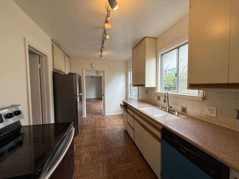 Building Photo - Stever Court-3 bed 2 bath in Culver City cul-de-sac!