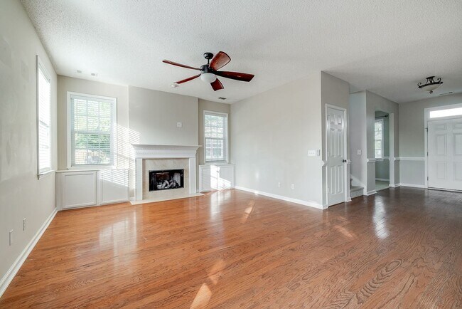 Building Photo - Beautiful Custom Home on Golf Course