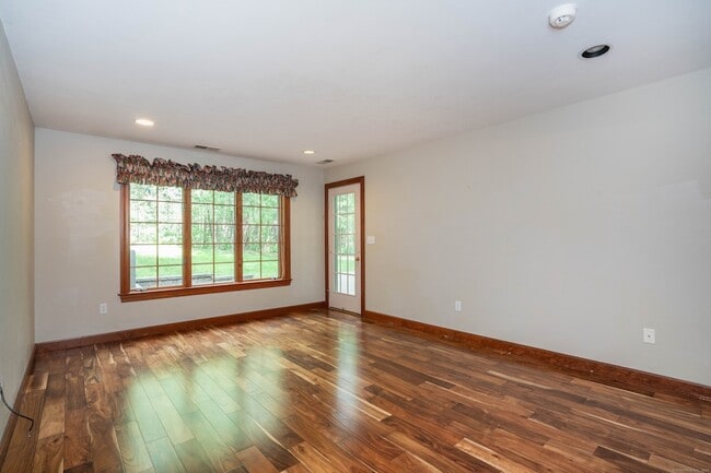 Building Photo - 3 Eton Pl