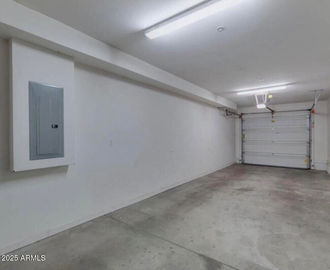 Building Photo - 525 W Lakeside Dr