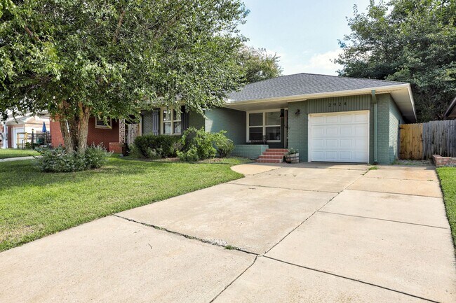 Building Photo - * * * $750 MOVE-IN SPECIAL!!! * * * Charmi...