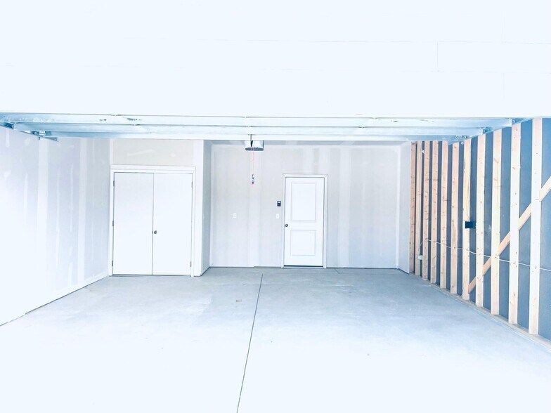 Building Photo - 1345 N Azena St