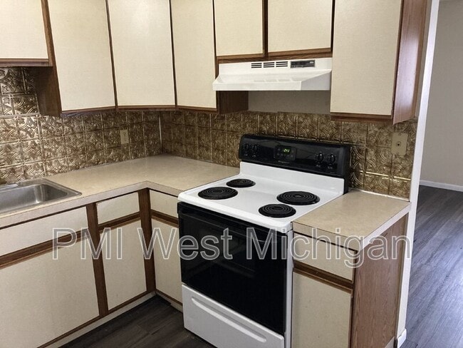 Building Photo - 6043 In the Pines Dr SE