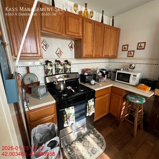 Building Photo - 6660 N Damen Ave