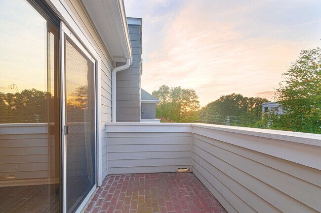 Building Photo - Chic & Cozy Condo in the heart of Raleigh!