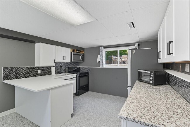 Building Photo - 830 Russell Ave