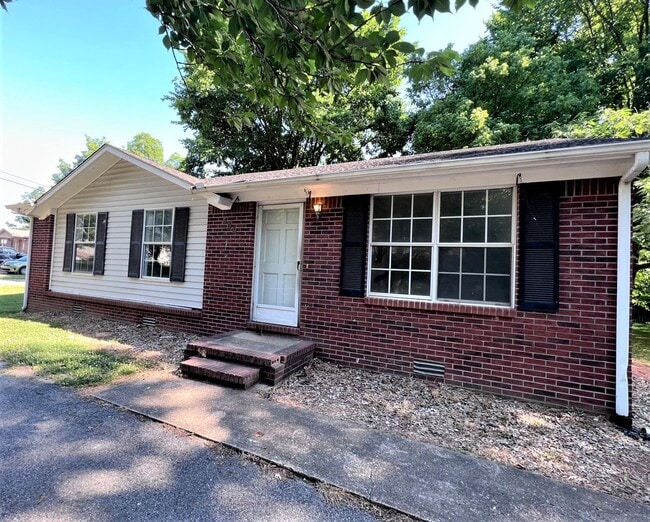 Building Photo - Charming Brick Home with Back Deck!