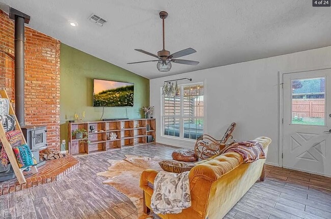 Building Photo - 125 SE Churchill Way