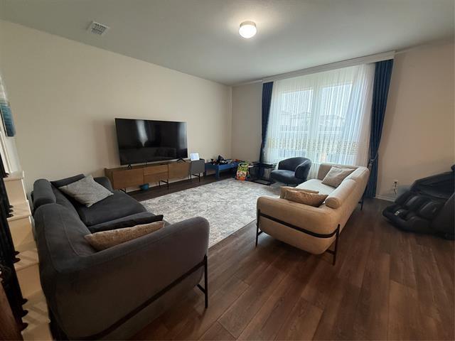 Building Photo - 909 Cormorant St