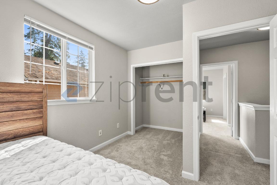 Building Photo - Unit B