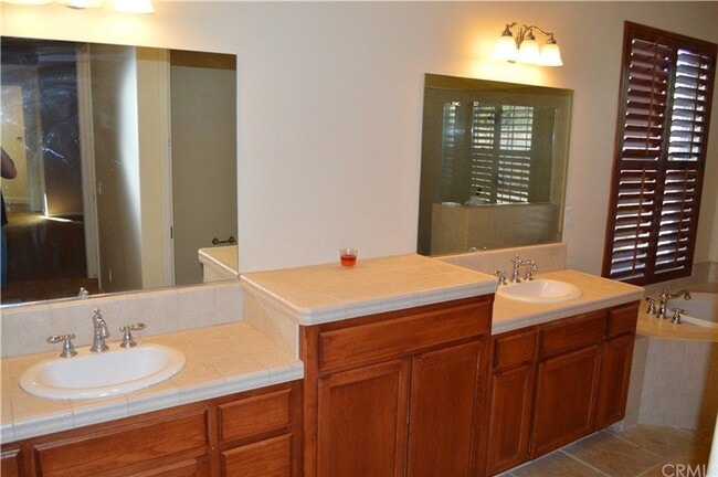 Building Photo - Luxury 4 Bedroom 3 Bath single family home...