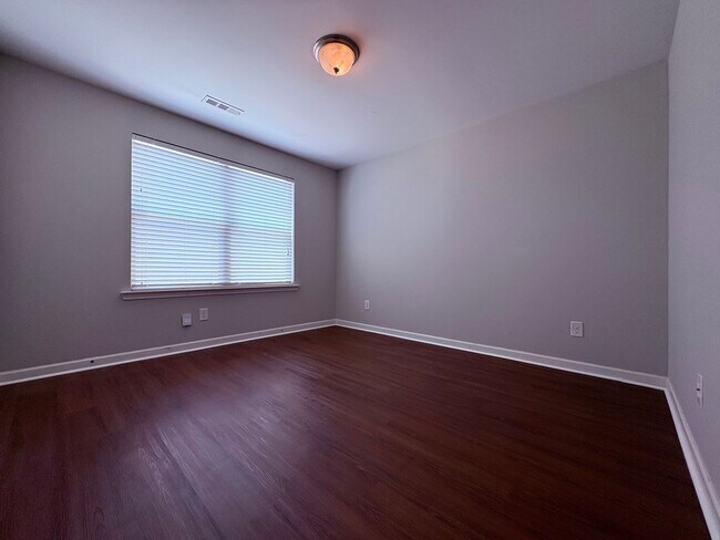 Building Photo - Stunning Stratford Park Townhome