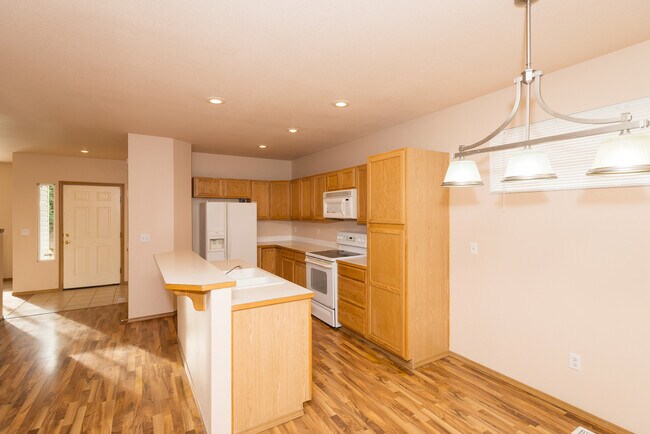 Building Photo - 4 Bedroom 2.5 Bath Home in Puyallup