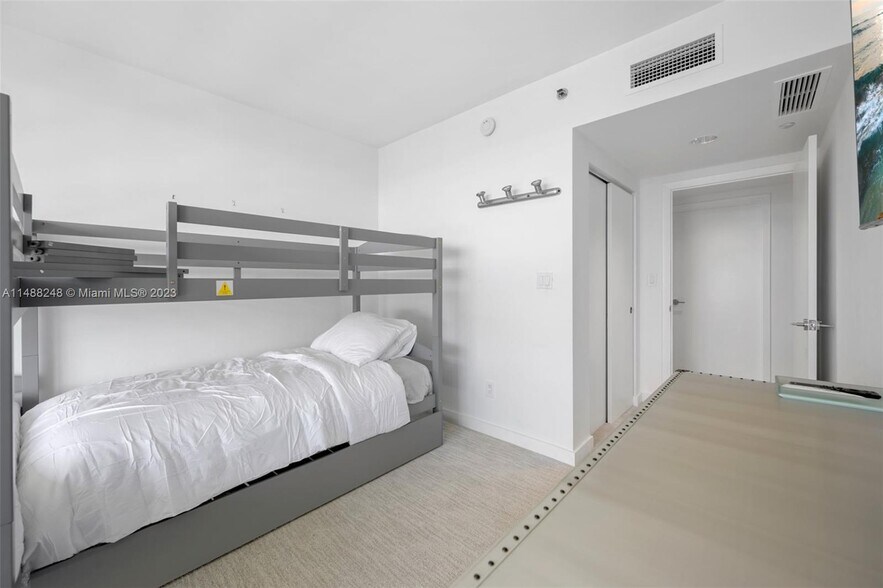 Building Photo - 7000 Island Blvd