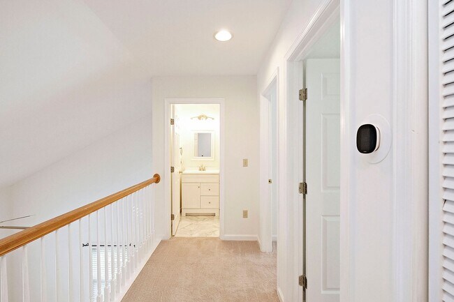 Building Photo - Pet-Friendly End-Unit Ridgecrest Townhome