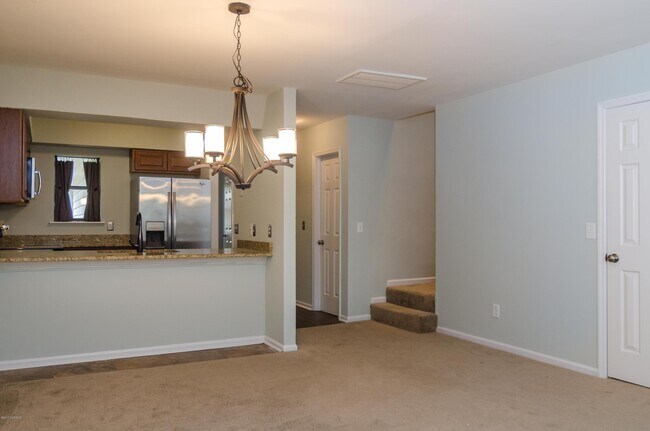 Building Photo - 10167 Creekside Dr SE