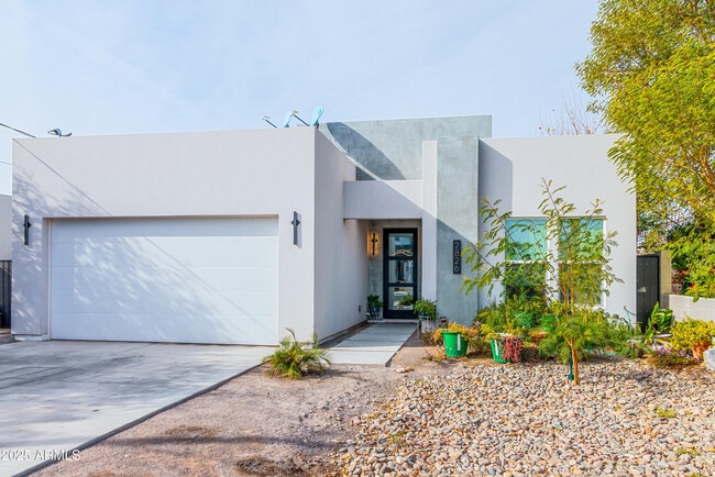 Primary Photo - 2826 N 28th Pl