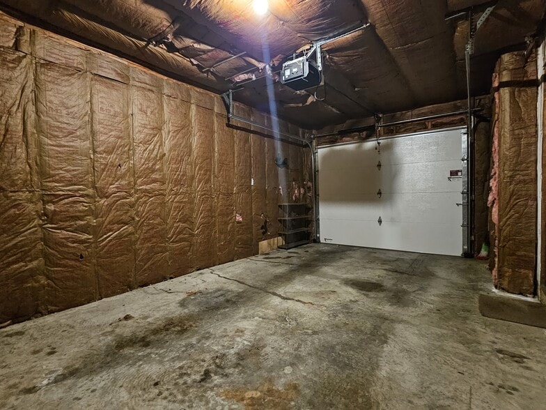 Building Photo - 474 N Maple St