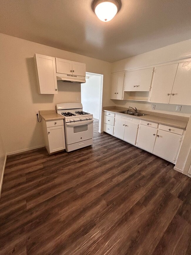 Building Photo - 3233