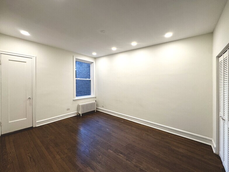 Building Photo - 1406 W Thorndale Ave