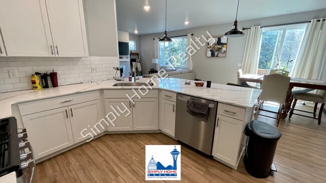 Building Photo - Step into the luxurious comfort of your dream home!