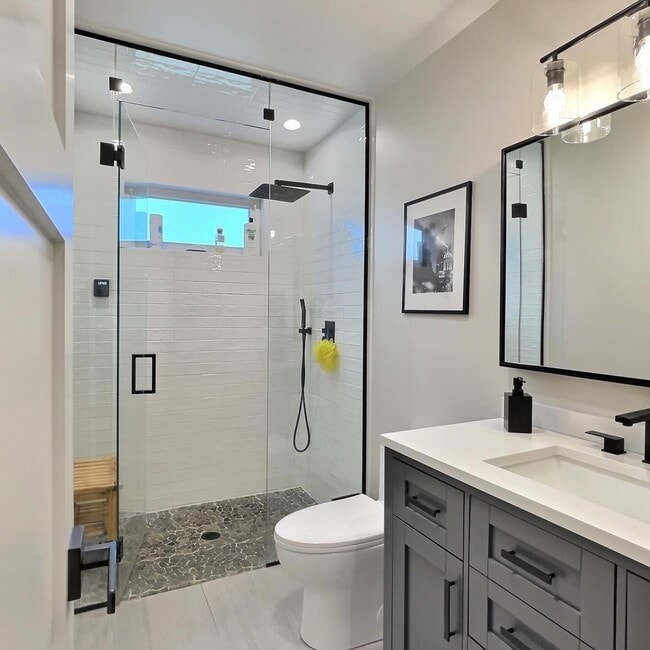 Building Photo - 5245 W Ardmore Ave