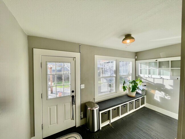 Building Photo - Charming 3-Bedroom Home in the Heart of Co...