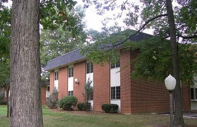 Primary Photo - Bristol Oaks Apartments