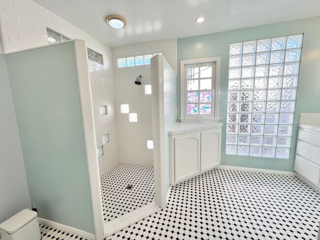 Building Photo - Charming Bixby Knolls Corner Home with Yard, Cabana, & A/C