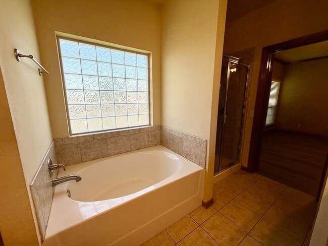 Building Photo - 4 Bed Close to OU