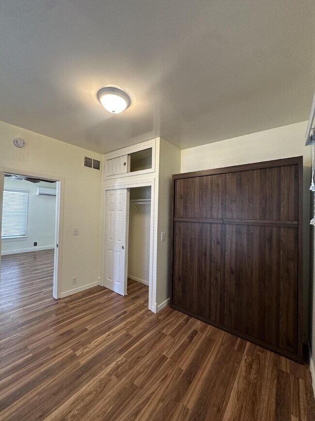 Building Photo - "Charming 2-Bedroom Retreat in the Heart of Windsor – 945 Sq. Ft. of Cozy Living!"
